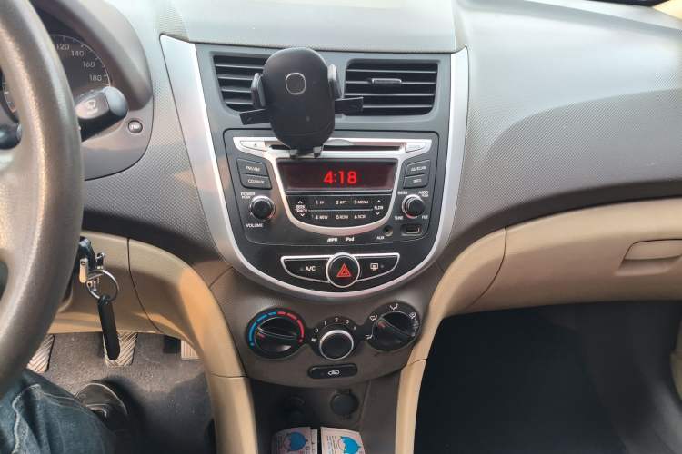 Used Hyundai Verna (older generation) 2010 Sedan 1.4L Manual Comfort GS Audio And AC Panel