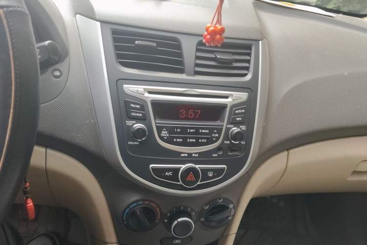 Used Hyundai Verna (older generation) 2010 Sedan 1.4L Manual Comfort GS Audio And AC Panel