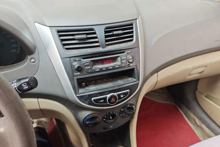 Used Hyundai Verna (older generation) 2010 Sedan 1.4L Automatic Comfort Model GS Audio And AC Panel