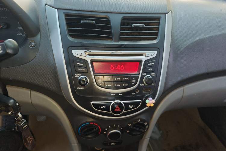 Used Hyundai Verna (older generation) 2010 Sedan 1.4L Manual Comfort GS Audio And AC Panel