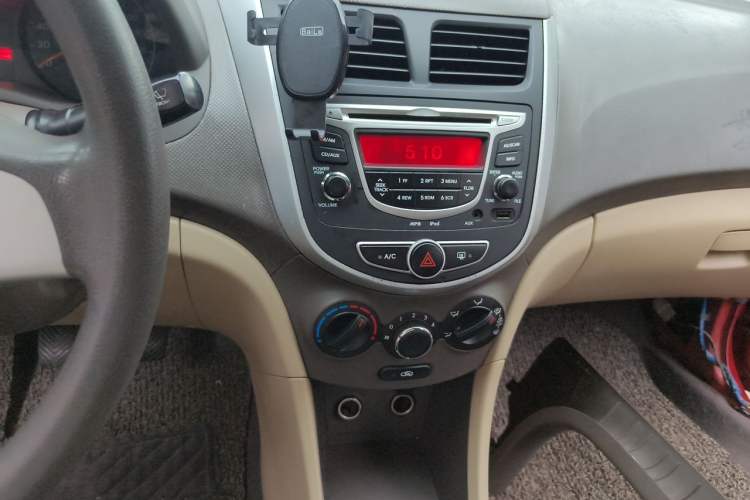 Used Hyundai Verna (older generation) 2010 Sedan 1.4L Manual Comfort GS Audio And AC Panel
