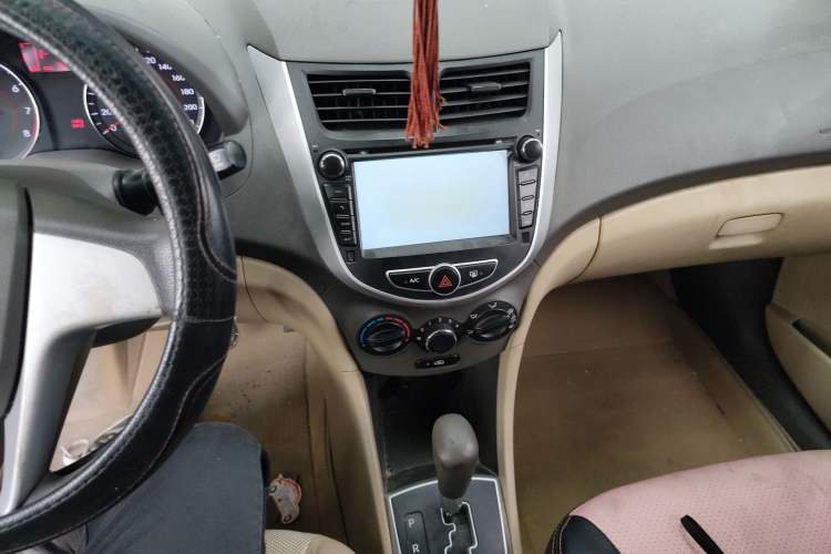 Used Hyundai Verna (older generation) 2010 Sedan 1.4L Automatic Fashionable GT Model Audio And AC Panel