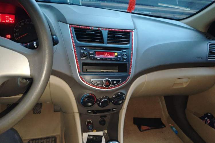 Used Hyundai Verna (older generation) 2010 Sedan 1.4L Manual Standard GL Model Audio And AC Panel