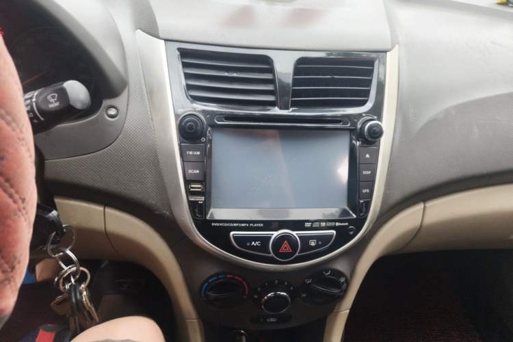 Used Hyundai Verna (older generation) 2010 Sedan 1.4L Manual Comfort GS Audio And AC Panel