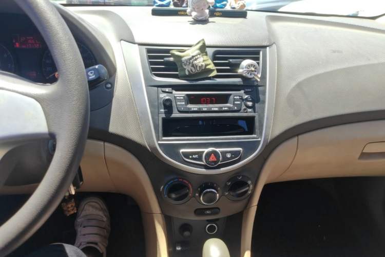 Used Hyundai Verna (older generation) 2010 Sedan 1.4L Automatic Comfort Model GS Audio And AC Panel