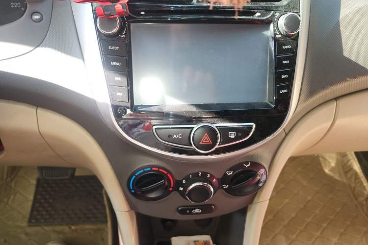 Used Hyundai Verna (older generation) 2010 Sedan 1.4L Automatic Comfort Model GS Audio And AC Panel
