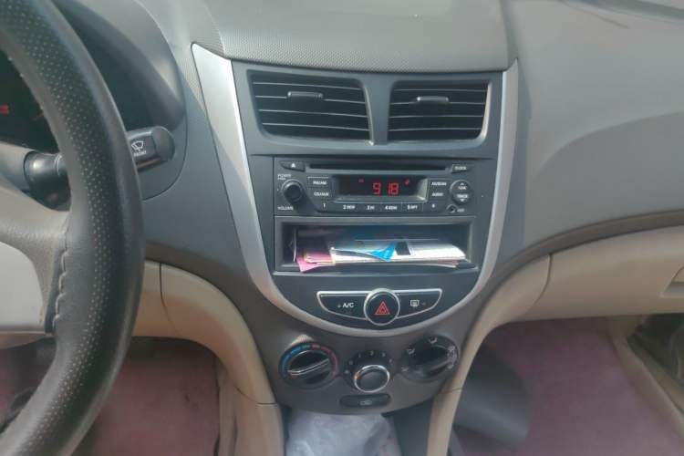 Used Hyundai Verna (older generation) 2010 Sedan 1.4L Manual Comfort GS Audio And AC Panel