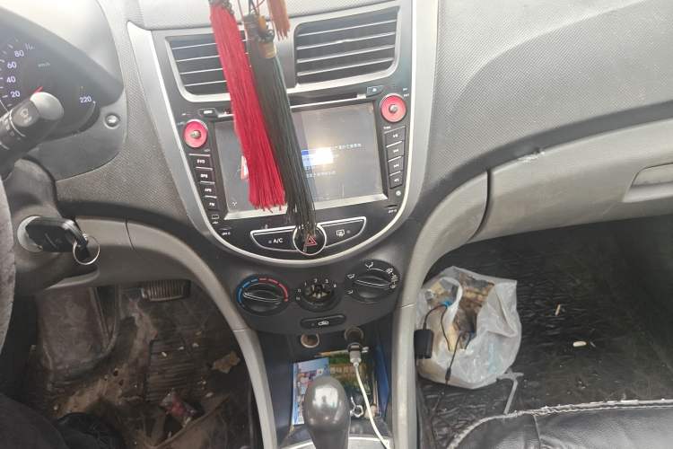 Used Hyundai Verna (older generation) 2010 Sedan 1.4L Automatic Fashionable GT Model Audio And AC Panel