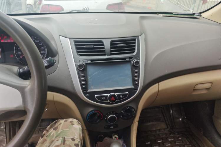 Used Hyundai Verna (older generation) 2010 Sedan 1.4L Automatic Fashionable GT Model Audio And AC Panel
