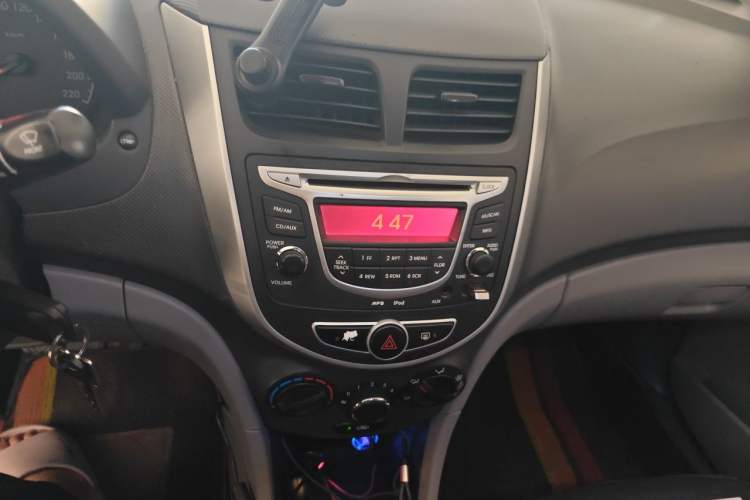Used Hyundai Verna (older generation) 2010 Sedan 1.4L Manual Comfort GS Audio And AC Panel