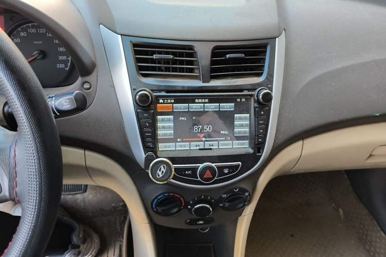 Used Hyundai Verna (older generation) 2010 Sedan 1.4L Automatic Comfort Model GS Audio And AC Panel