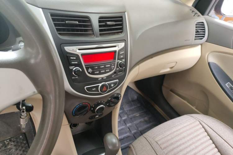 Used Hyundai Verna (older generation) 2010 Sedan 1.4L Automatic Comfort Model GS Audio And AC Panel