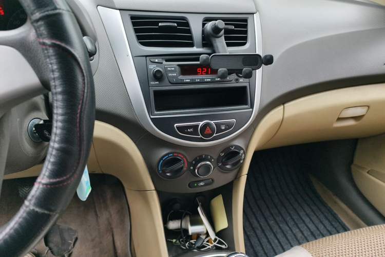 Used Hyundai Verna (older generation) 2010 Sedan 1.4L Manual Comfort GS Audio And AC Panel