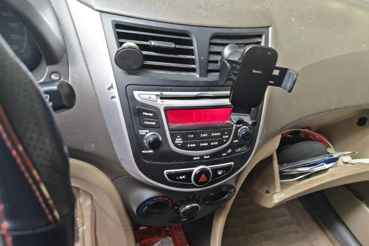 Used Hyundai Verna (older generation) 2010 Sedan 1.4L Manual Comfort GS Audio And AC Panel