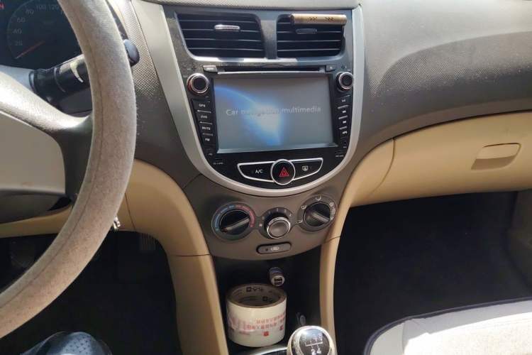 Used Hyundai Verna (older generation) 2010 Sedan 1.4L Manual Comfort GS Audio And AC Panel