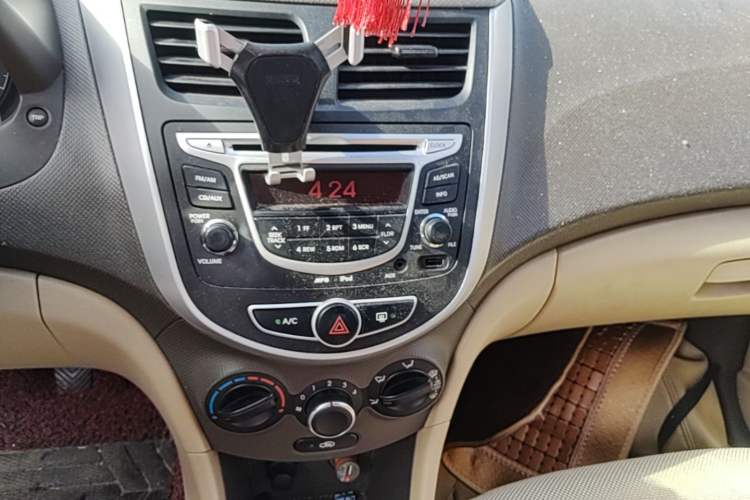 Used Hyundai Verna (older generation) 2010 Sedan 1.4L Manual Comfort GS Audio And AC Panel