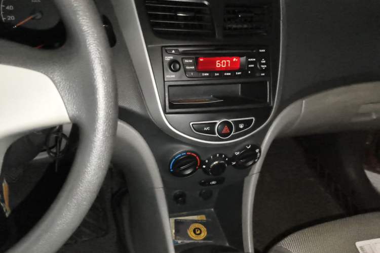 Used Hyundai Verna (older generation) 2010 Sedan 1.4L Manual Comfort GS Audio And AC Panel