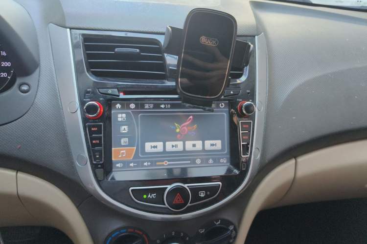 Used Hyundai Verna (older generation) 2010 Sedan 1.4L Automatic Fashionable GT Model Audio And AC Panel