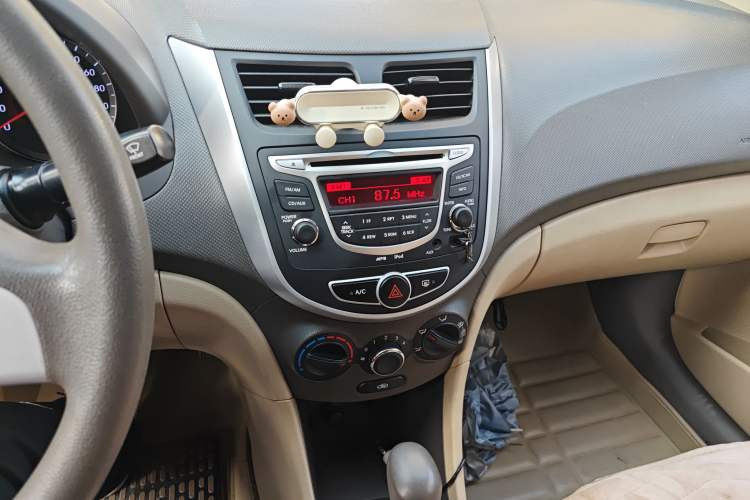 Used Hyundai Verna (older generation) 2010 Sedan 1.4L Automatic Fashionable GT Model Audio And AC Panel