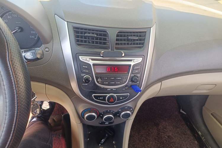 Used Hyundai Verna (older generation) 2010 Sedan 1.4L Manual Comfort GS Audio And AC Panel