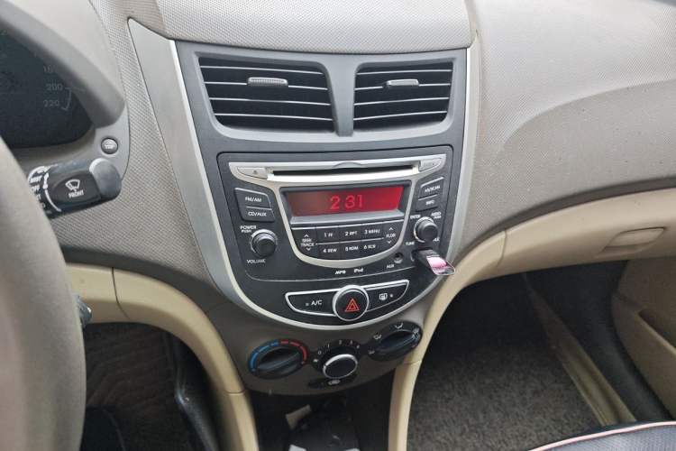 Used Hyundai Verna (older generation) 2010 Sedan 1.4L Manual Comfort GS Audio And AC Panel