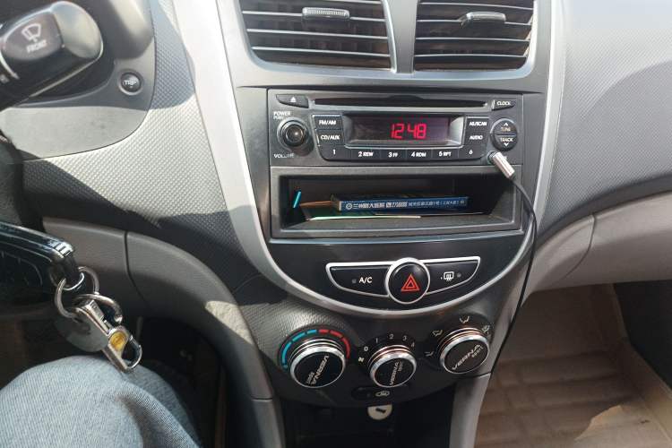 Used Hyundai Verna (older generation) 2010 Sedan 1.4L Manual Comfort GS Audio And AC Panel