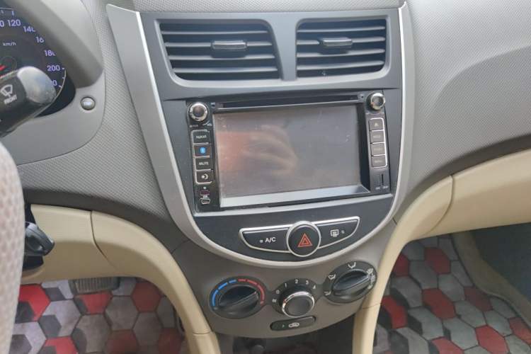 Used Hyundai Verna (older generation) 2010 Sedan 1.4L Automatic Fashionable GT Model Audio And AC Panel