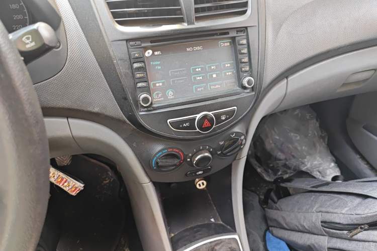 Used Hyundai Verna (older generation) 2010 Sedan 1.4L Manual Comfort GS Audio And AC Panel