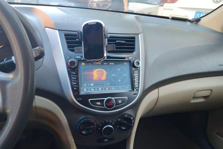 Used Hyundai Verna (older generation) 2010 Sedan 1.4L Manual Comfort GS Audio And AC Panel
