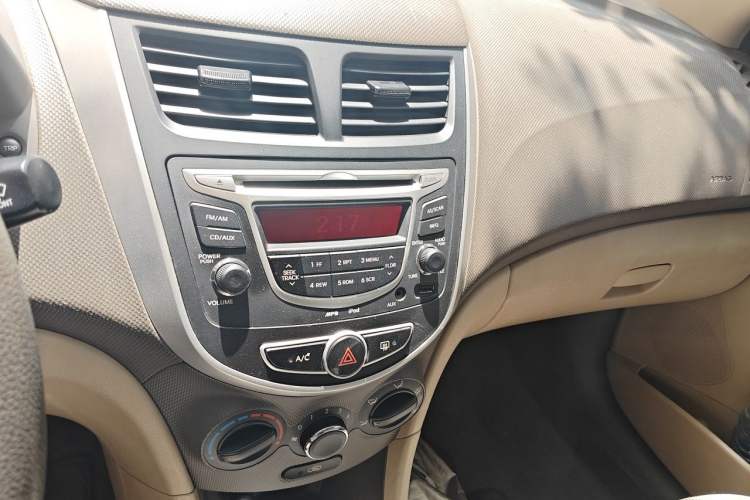 Used Hyundai Verna (older generation) 2010 Sedan 1.4L Automatic Comfort Model GS Audio And AC Panel