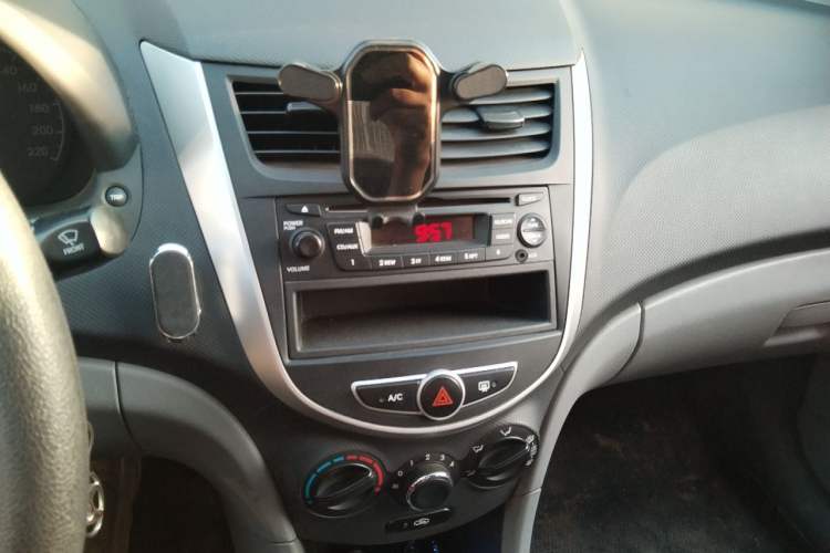 Used Hyundai Verna (older generation) 2010 Sedan 1.4L Manual Comfort GS Audio And AC Panel