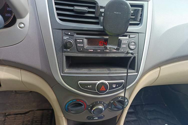 Used Hyundai Verna (older generation) 2010 Sedan 1.4L Automatic Fashionable GT Model Audio And AC Panel