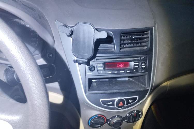 Used Hyundai Verna (older generation) 2010 Sedan 1.4L Manual Comfort GS Audio And AC Panel