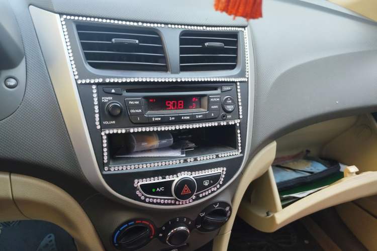Used Hyundai Verna (older generation) 2010 Sedan 1.4L Manual Comfort GS Audio And AC Panel