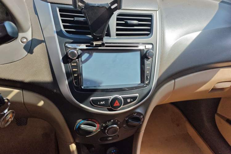 Used Hyundai Verna (older generation) 2010 Sedan 1.4L Manual Comfort GS Audio And AC Panel