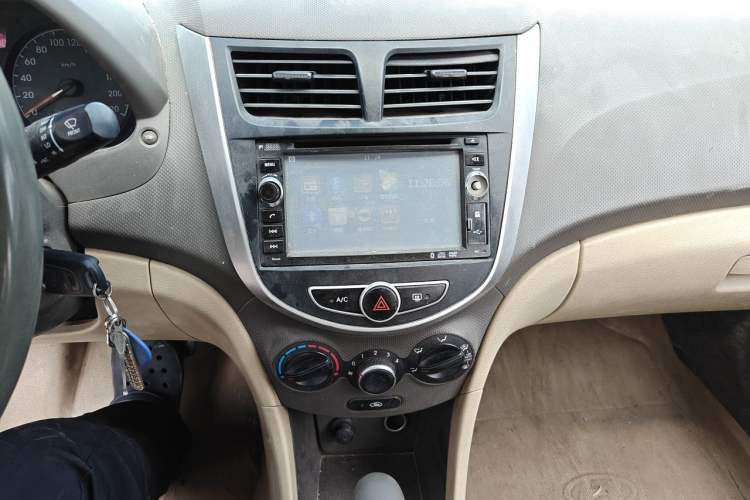 Used Hyundai Verna (older generation) 2010 Sedan 1.4L Automatic Comfort Model GS Audio And AC Panel
