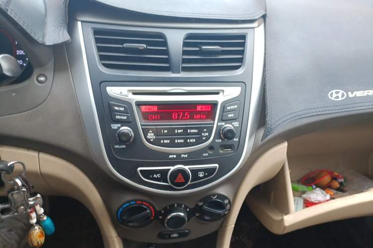 Used Hyundai Verna (older generation) 2010 Sedan 1.4L Automatic Fashionable GT Model Audio And AC Panel