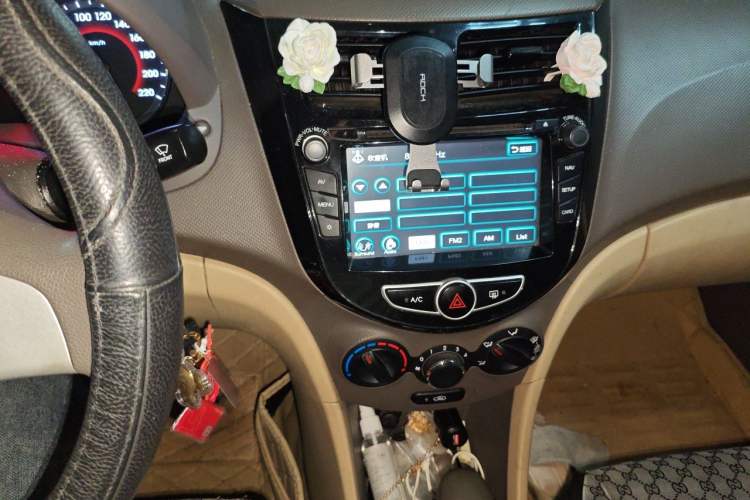 Used Hyundai Verna (older generation) 2010 Sedan 1.4L Automatic Fashionable GT Model Audio And AC Panel