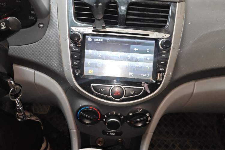Used Hyundai Verna (older generation) 2010 Sedan 1.4L Automatic Comfort Model GS Audio And AC Panel