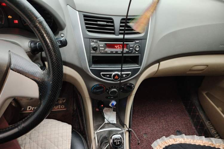 Used Hyundai Verna (older generation) 2010 Sedan 1.4L Manual Comfort GS Audio And AC Panel
