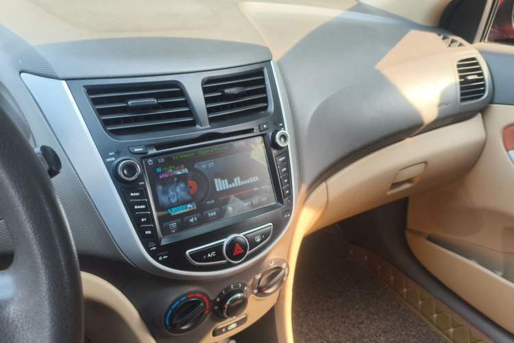 Used Hyundai Verna (older generation) 2010 Sedan 1.4L Automatic Comfort Model GS Audio And AC Panel