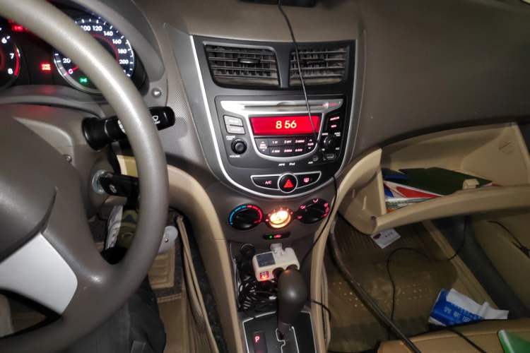 Used Hyundai Verna (older generation) 2010 Sedan 1.4L Automatic Fashionable GT Model Audio And AC Panel