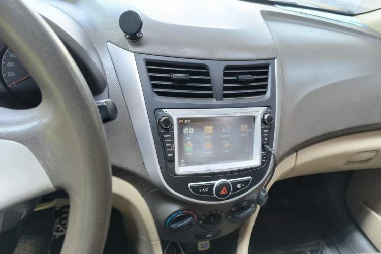 Used Hyundai Verna (older generation) 2010 Sedan 1.4L Manual Comfort GS Audio And AC Panel