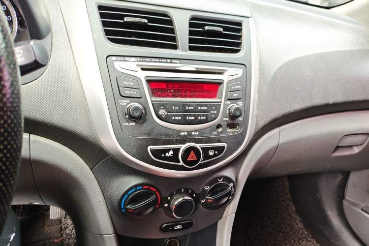 Used Hyundai Verna (older generation) 2010 Sedan 1.4L Automatic Fashionable GT Model Audio And AC Panel