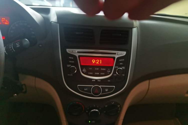 Used Hyundai Verna (older generation) 2010 Sedan 1.4L Manual Comfort GS Audio And AC Panel