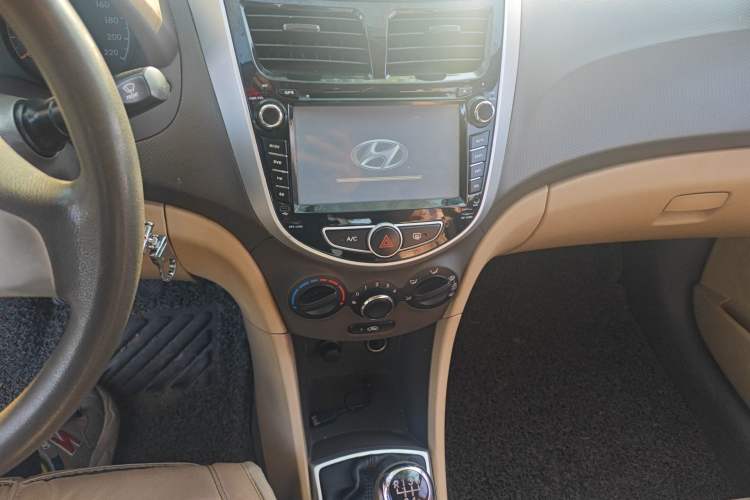 Used Hyundai Verna (older generation) 2010 Sedan 1.4L Manual Comfort GS Audio And AC Panel