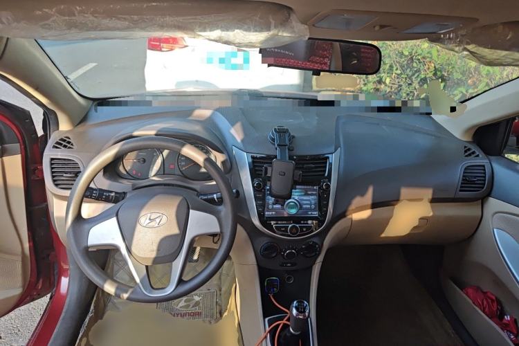 Used Hyundai Verna (older generation) 2010 Sedan 1.4L Manual Comfort GS Center Console