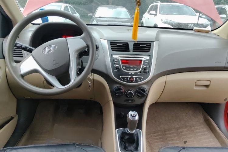 Used Hyundai Verna (older generation) 2010 Sedan 1.4L Manual Comfort GS Center Console