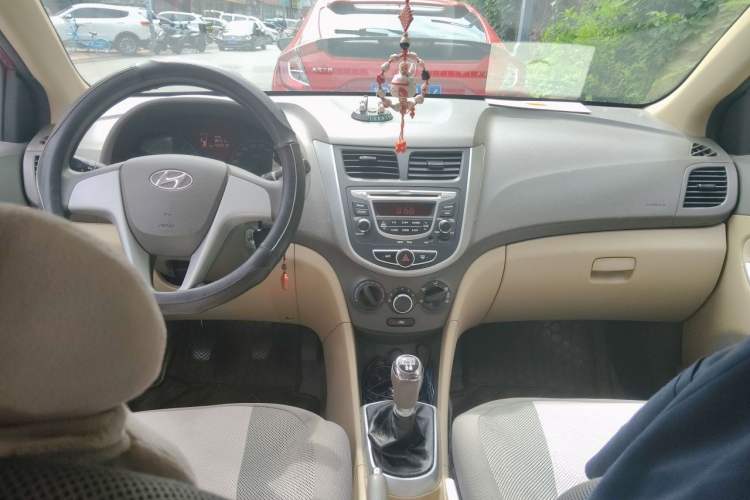 Used Hyundai Verna (older generation) 2010 Sedan 1.4L Manual Comfort GS Center Console
