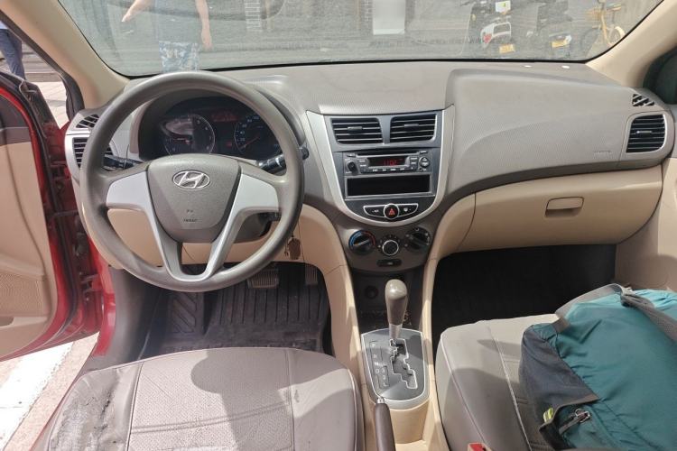 Used Hyundai Verna (older generation) 2010 Sedan 1.4L Automatic BLUE Model Center Console